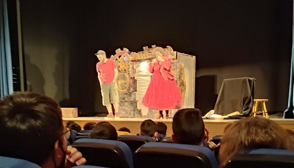 IESORIBCEGA's tweet photo. ABRIL, MES DEL TEATRO. Los alumnos de 1º se han empapado de la magia del teatro asistiendo a la representación de la obra Sonetos entre todos de la compañía Pie Izquierdo y escuchando la charla de Esther Pérez Arribas, fundadora, directora y actriz de la compañía 🎭🙆‍♀️🙆‍♂️🤗. https://t.co/TZpGWdyykx