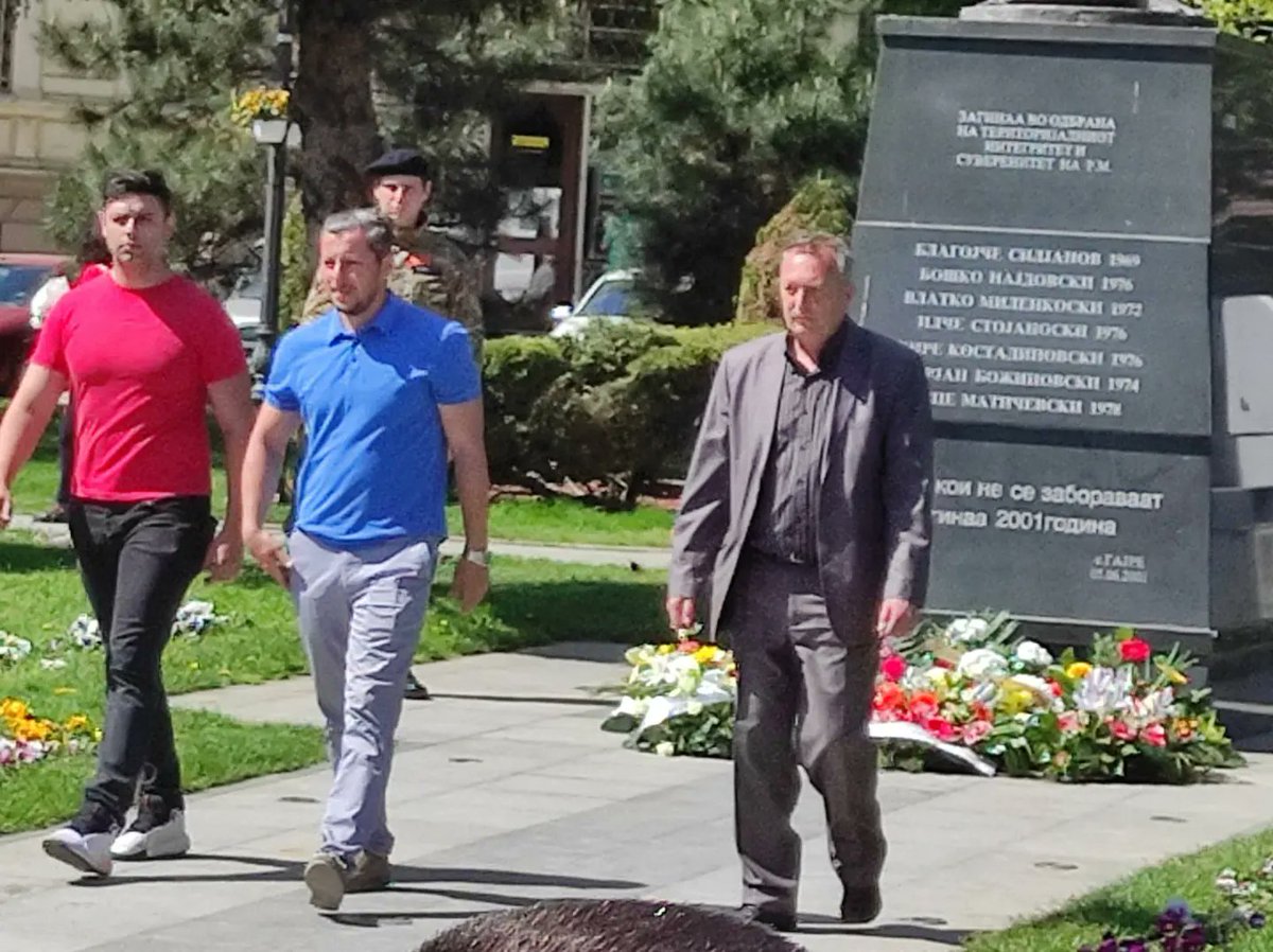 Претставници на ИПА регион Битола, денес по повод годишнината од масакрот кај с. Вејце и почит кон колегите кои ги дадоа животите за одбрана на Македонија, беше положено свежо цвеќе пред споменикот во кругот на СВР Битола и споменикот во Градски Парк кај Саат Кулата, Вечна Слава!