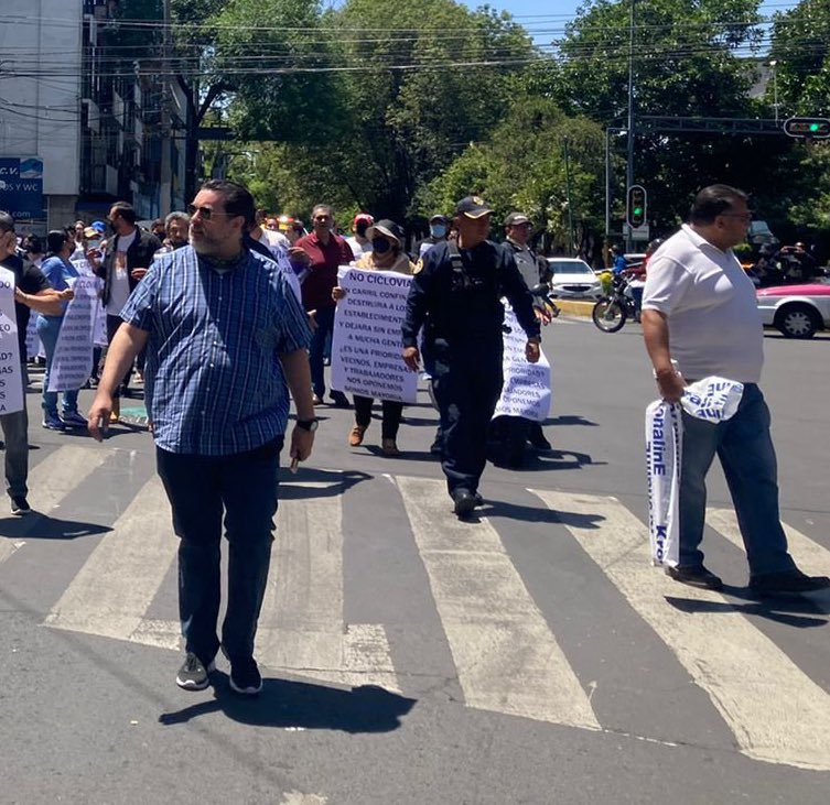 Giliux's tweet photo. Viendo a los vecinos de BJ considero que podrían hacer mucho por su salud bajándose del coche.
Dato duro: la colonia del Valle es la que tiene mayor porcentaje de viajes en auto DENTRO de su misma colonia #EOD2017 https://t.co/lr6W5Zbn75