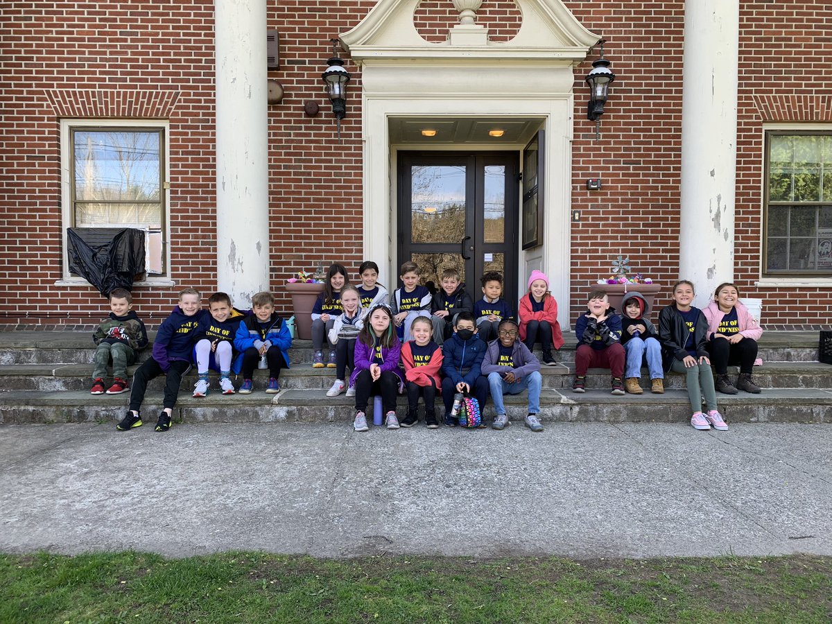 CathyWiddop's tweet photo. What a great day today as 2nd graders had Day of Kindness! Extra special treat that my senior Jess got to be here at MH! These kids worked HARD! #MHhawkpride @SixTenPrincipal https://t.co/FoGT85V7hA