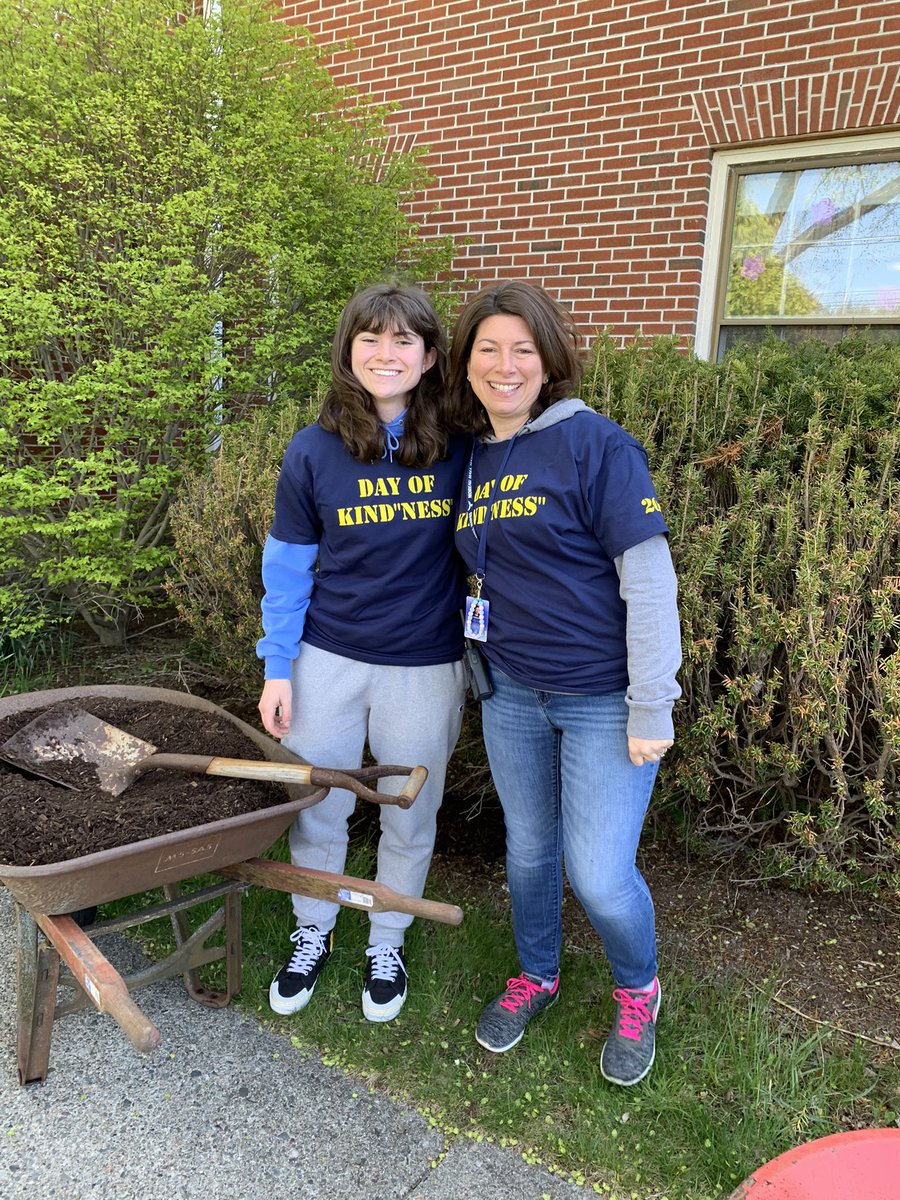 CathyWiddop's tweet photo. What a great day today as 2nd graders had Day of Kindness! Extra special treat that my senior Jess got to be here at MH! These kids worked HARD! #MHhawkpride @SixTenPrincipal https://t.co/FoGT85V7hA