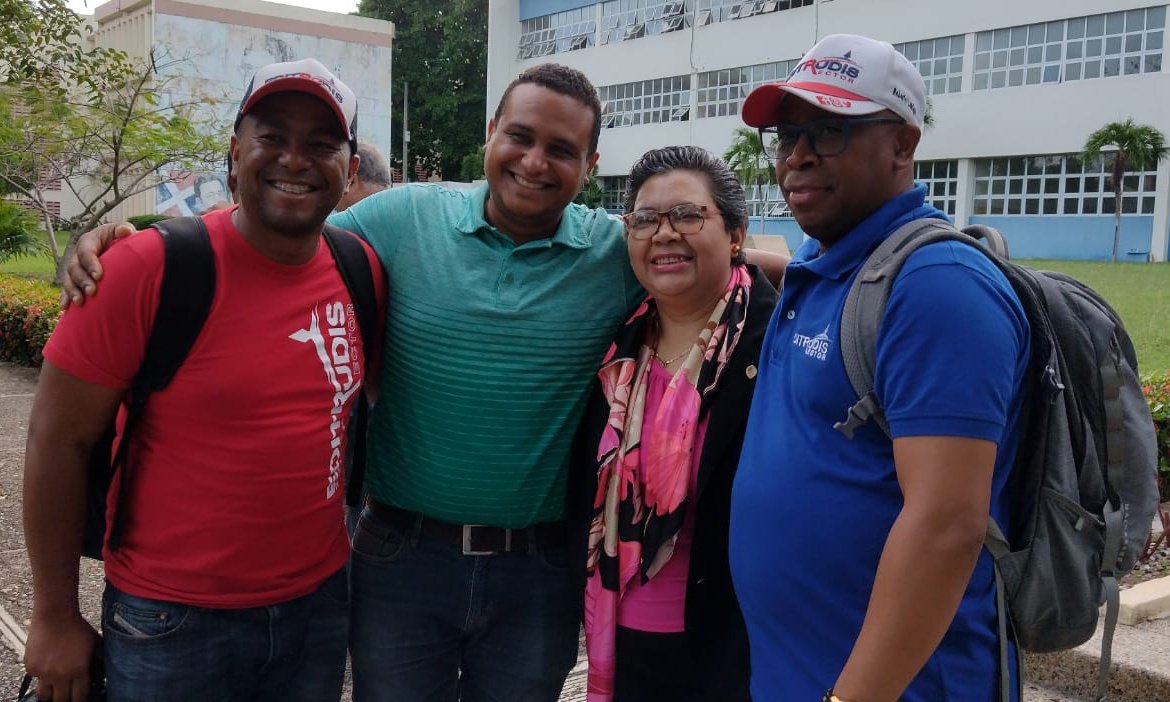 MaximoCapellan1's tweet photo. "Universidad Autónoma de Santo Domingo (UASD)"

Junto al Decana de La Facultad de Ciencias Económica UASD La Maestra @editasalce Y Parte del Equipo de Multimedia.

#EditrudisRector #TuRector
#EditrudisBeltranRector https://t.co/T9p3BnKprD