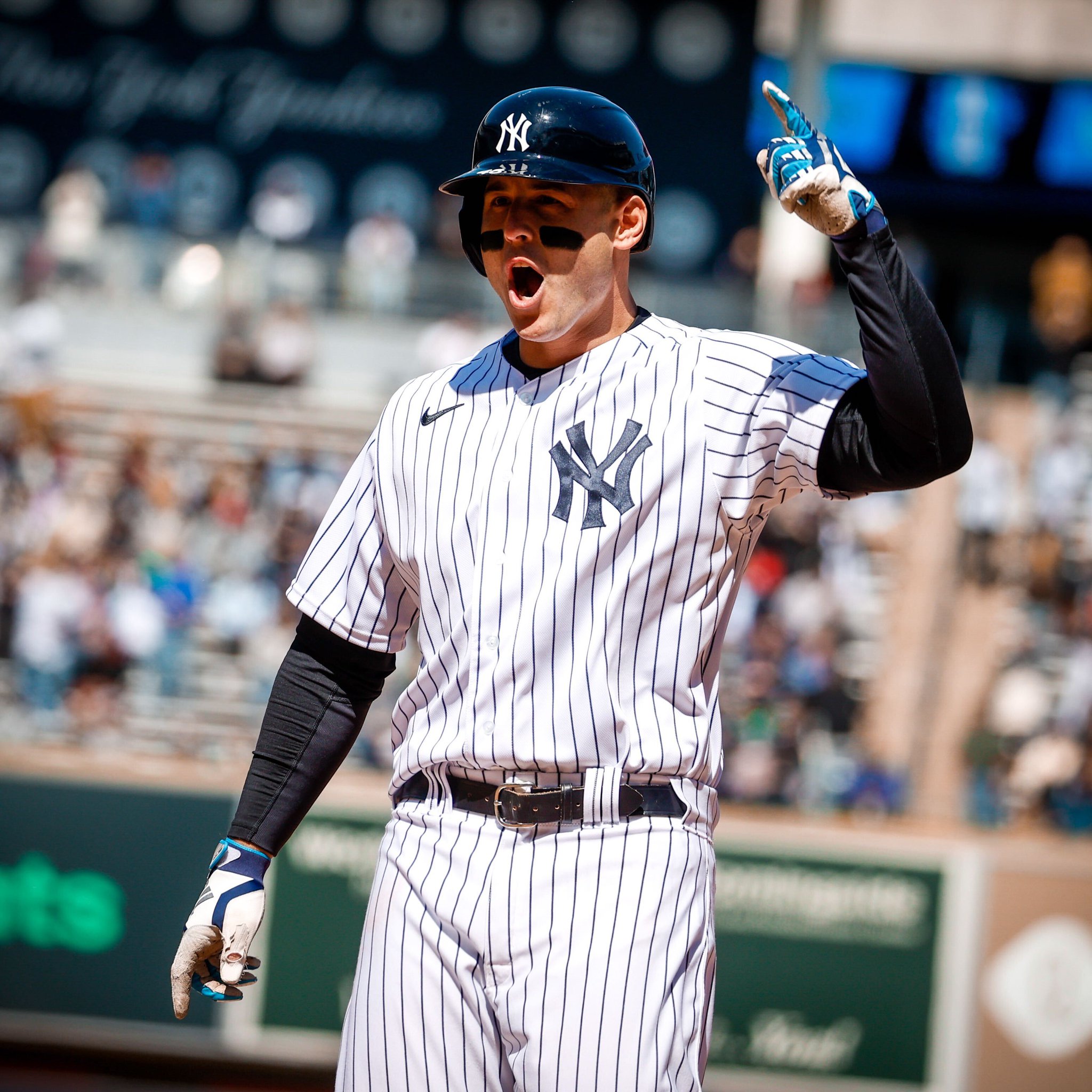 Yankees fans fly Italian flag, backwards, for Anthony Rizzo