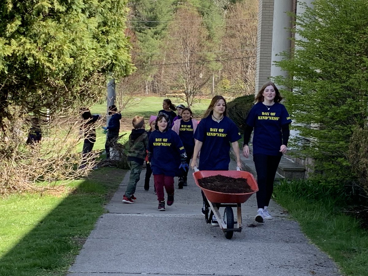 CathyWiddop's tweet photo. More pics! What a great day today as 2nd graders had Day of Kindness! Extra special treat that my senior Jess got to be here at MH! These kids worked HARD! #MHhawkpride @SixTenPrincipal https://t.co/QKyAiJJ02I
