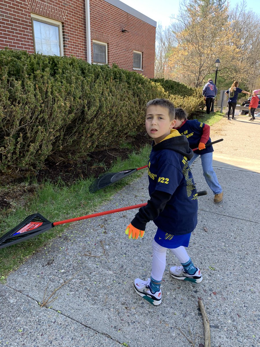 CathyWiddop's tweet photo. More pics! What a great day today as 2nd graders had Day of Kindness! Extra special treat that my senior Jess got to be here at MH! These kids worked HARD! #MHhawkpride @SixTenPrincipal https://t.co/QKyAiJJ02I