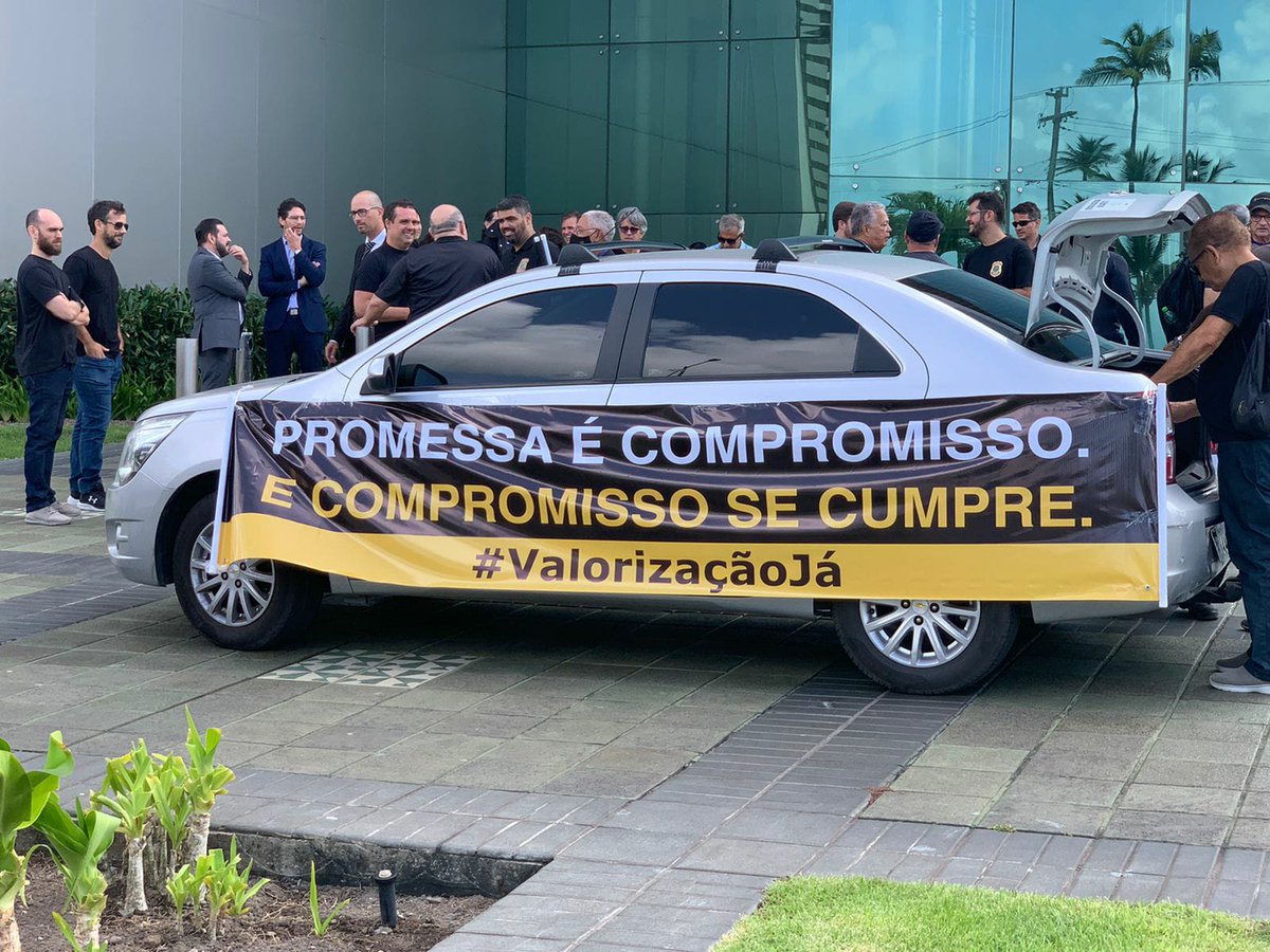 FENAPEF's tweet photo. Em Pernambuco, policiais federais cobram o compromisso assumido pelo governo e ainda não cumprido. #ValorizaçãoJá https://t.co/SDkZgCPTKY