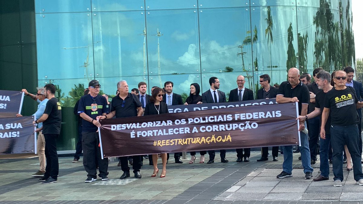 FENAPEF's tweet photo. Em Pernambuco, policiais federais cobram o compromisso assumido pelo governo e ainda não cumprido. #ValorizaçãoJá https://t.co/SDkZgCPTKY