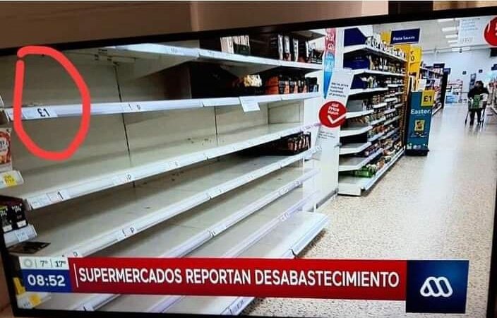 Chileokulto's tweet photo. ¿Desde cuando no se paga en pesos en Chile?
Así los medios de manipulación masiva, crean un clima contra los gobiernos.
Oye @meganoticiascl lindo tu fake new !! https://t.co/VFu2aXezx3