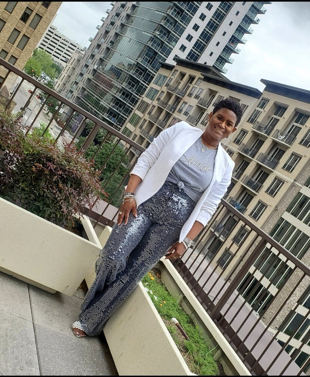 HSPVA's tweet photo. Kinder HSPVA celebrates our fantastic WrapAround Specialist Ms. Regina Evans-Jones for WrapAround Specialists Week! Talking to her is like instant happiness! Thank you for all that you do for our students & their families @HISD_Wraparound @HoustonISD #wraparoundappreciationweek https://t.co/06yUQ1Yzy1
