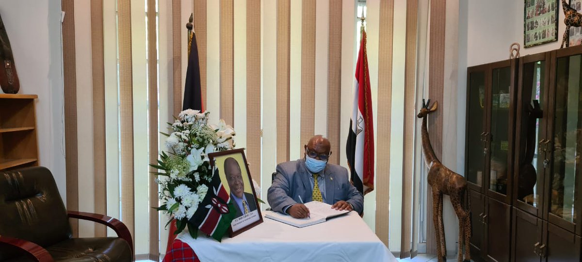 BurundiEgypt's tweet photo. 28/4/2022.,AMB du #Burundi🇧🇮 en Egypte 🇪🇬 a posé sa signature dans le livre des condoléances ouvert à toutes les missions diplomatiques et consulaires accréditées en Egypte 🇪🇬 suite au décès de Emilio #MWAI #KIBAKI , l'ancien Président de la Rép de #KENYA 🇰🇪 https://t.co/9CGn5fjhmt