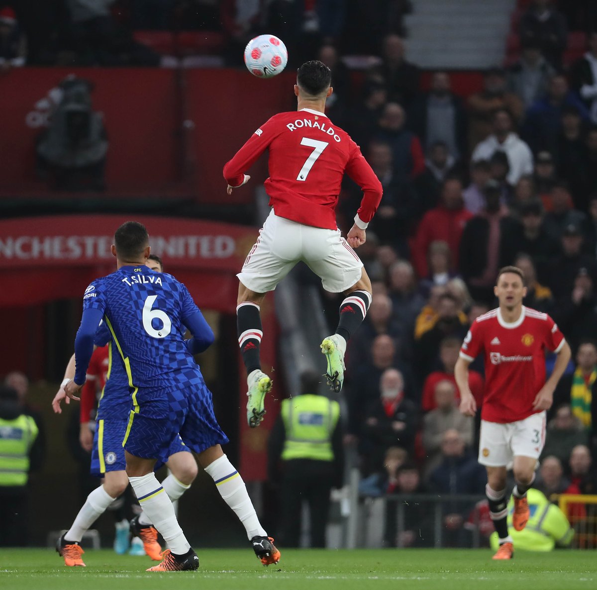 FilGoal's tweet photo. ارتقاء كريستيانو رونالدو أمام تشيلسي 😲🤯 https://t.co/bzWhMSf5iX