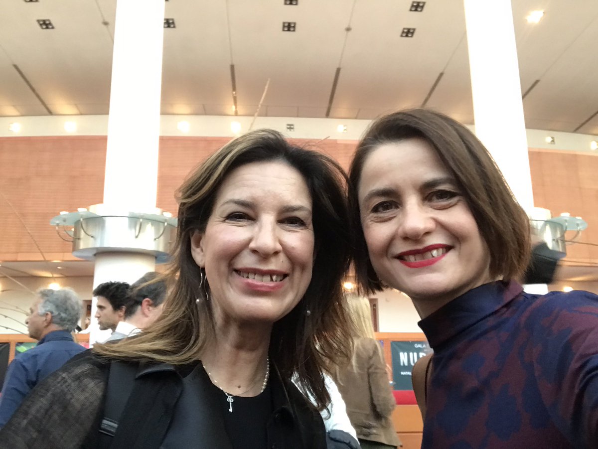 consolesvizzIT's tweet photo. #Innovazione, ingegno e #sostenibilità 🇨🇭: congratulazioni vivissime a @SuePutallaz &amp; @Mobyflyboats, aliscafi a zero emissioni, per aver vinto nella categoria “commercial vessel”. Fantastica cerimonia di @foilingweek stasera #28aprile al #TeatroArcimboldi di #Milano 
#VisioneCH https://t.co/EUpDnPax3z