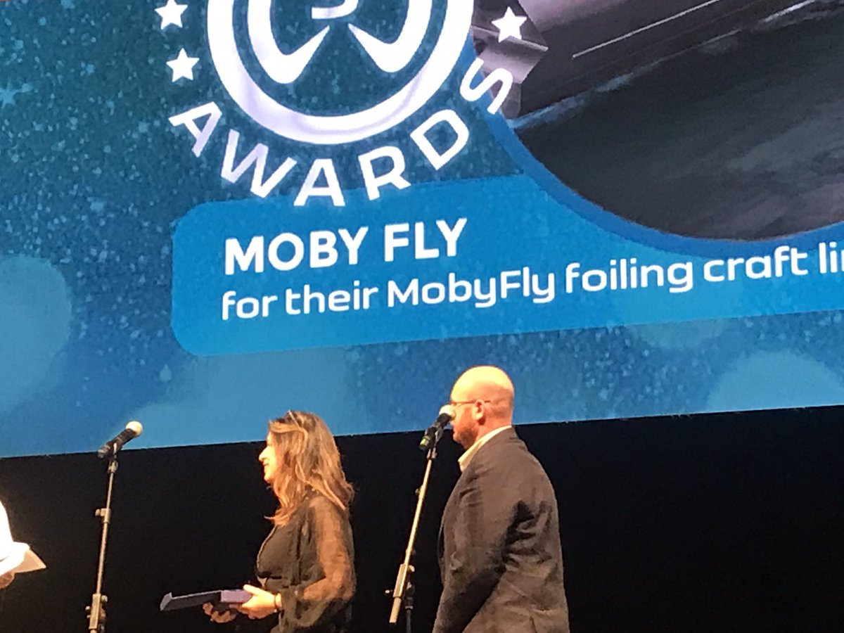 consolesvizzIT's tweet photo. #Innovazione, ingegno e #sostenibilità 🇨🇭: congratulazioni vivissime a @SuePutallaz &amp; @Mobyflyboats, aliscafi a zero emissioni, per aver vinto nella categoria “commercial vessel”. Fantastica cerimonia di @foilingweek stasera #28aprile al #TeatroArcimboldi di #Milano 
#VisioneCH https://t.co/EUpDnPax3z