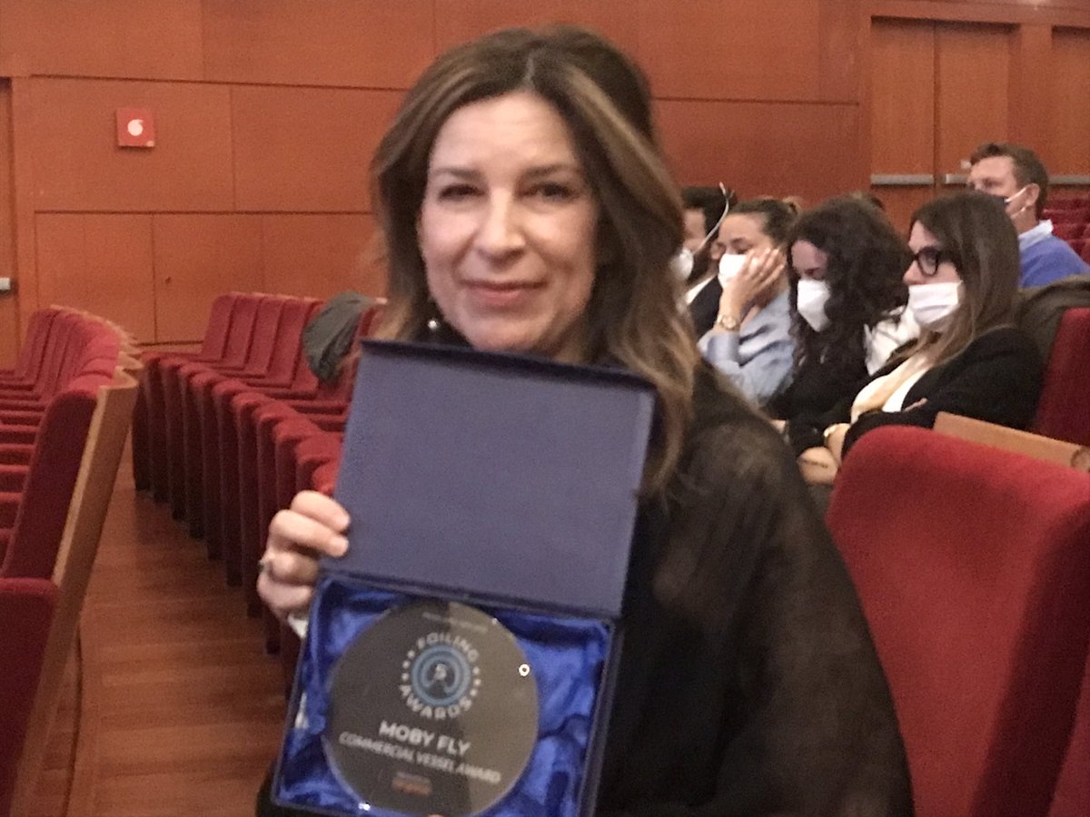 consolesvizzIT's tweet photo. #Innovazione, ingegno e #sostenibilità 🇨🇭: congratulazioni vivissime a @SuePutallaz &amp; @Mobyflyboats, aliscafi a zero emissioni, per aver vinto nella categoria “commercial vessel”. Fantastica cerimonia di @foilingweek stasera #28aprile al #TeatroArcimboldi di #Milano 
#VisioneCH https://t.co/EUpDnPax3z
