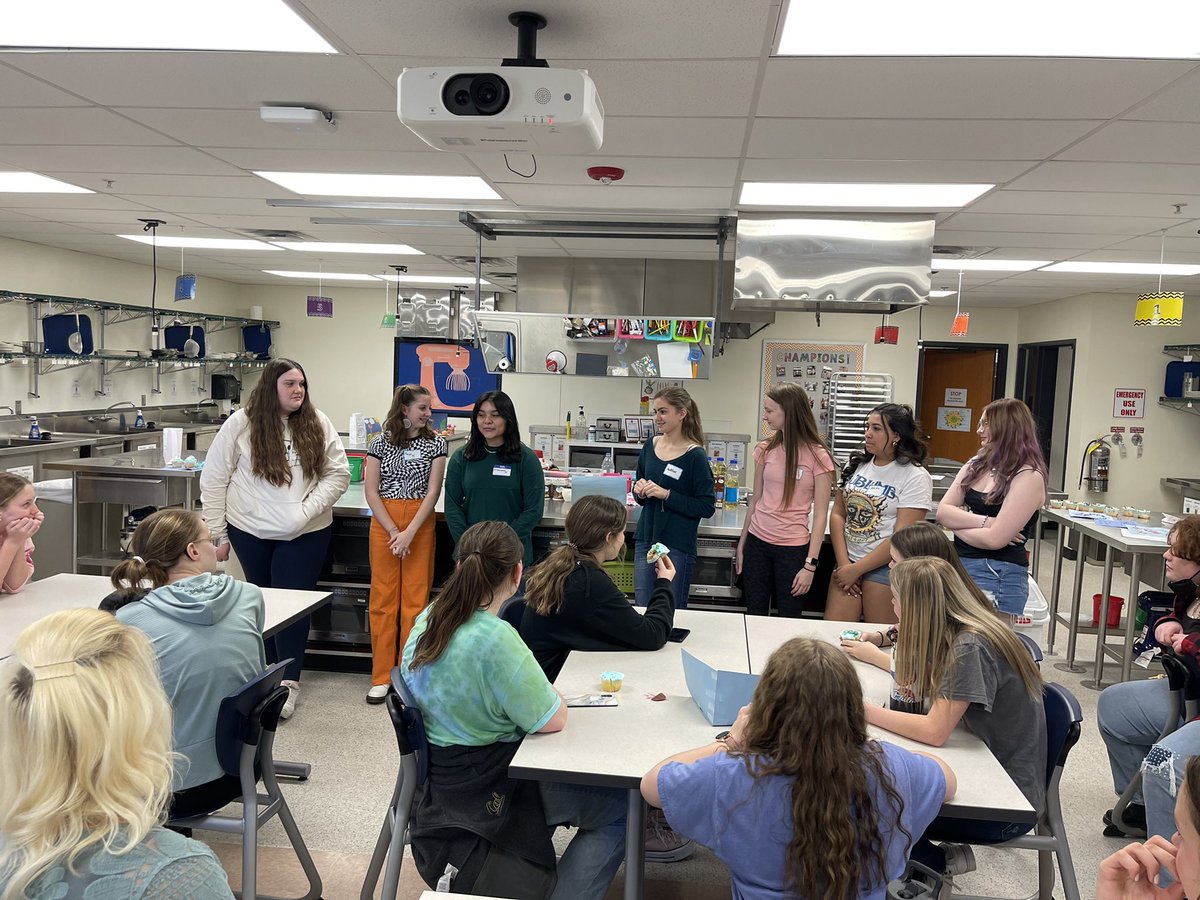 OlatheFutureEd's tweet photo. #TBT to Monday’s #StrictlySocial #CupcakeWars! Incoming students partnered with freshman mentors to compete Under the Sea displays in a time crunch! Thanks to everyone who came and @olatheeast FCS for letting us use your kitchens!
#FEA #FEAfamily #mentorandmentee #andm @olathe21 https://t.co/Maj6uuvPjG