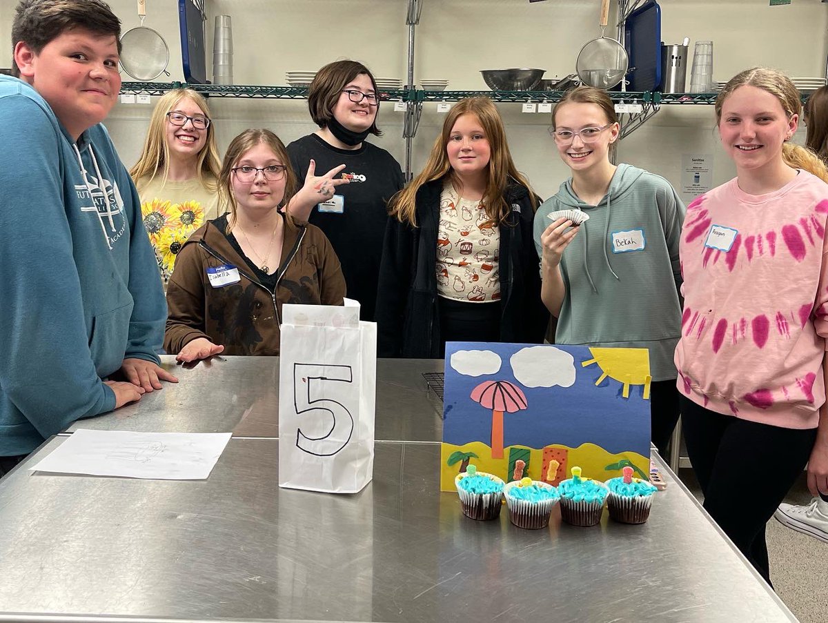 OlatheFutureEd's tweet photo. #TBT to Monday’s #StrictlySocial #CupcakeWars! Incoming students partnered with freshman mentors to compete Under the Sea displays in a time crunch! Thanks to everyone who came and @olatheeast FCS for letting us use your kitchens!
#FEA #FEAfamily #mentorandmentee #andm @olathe21 https://t.co/Maj6uuvPjG