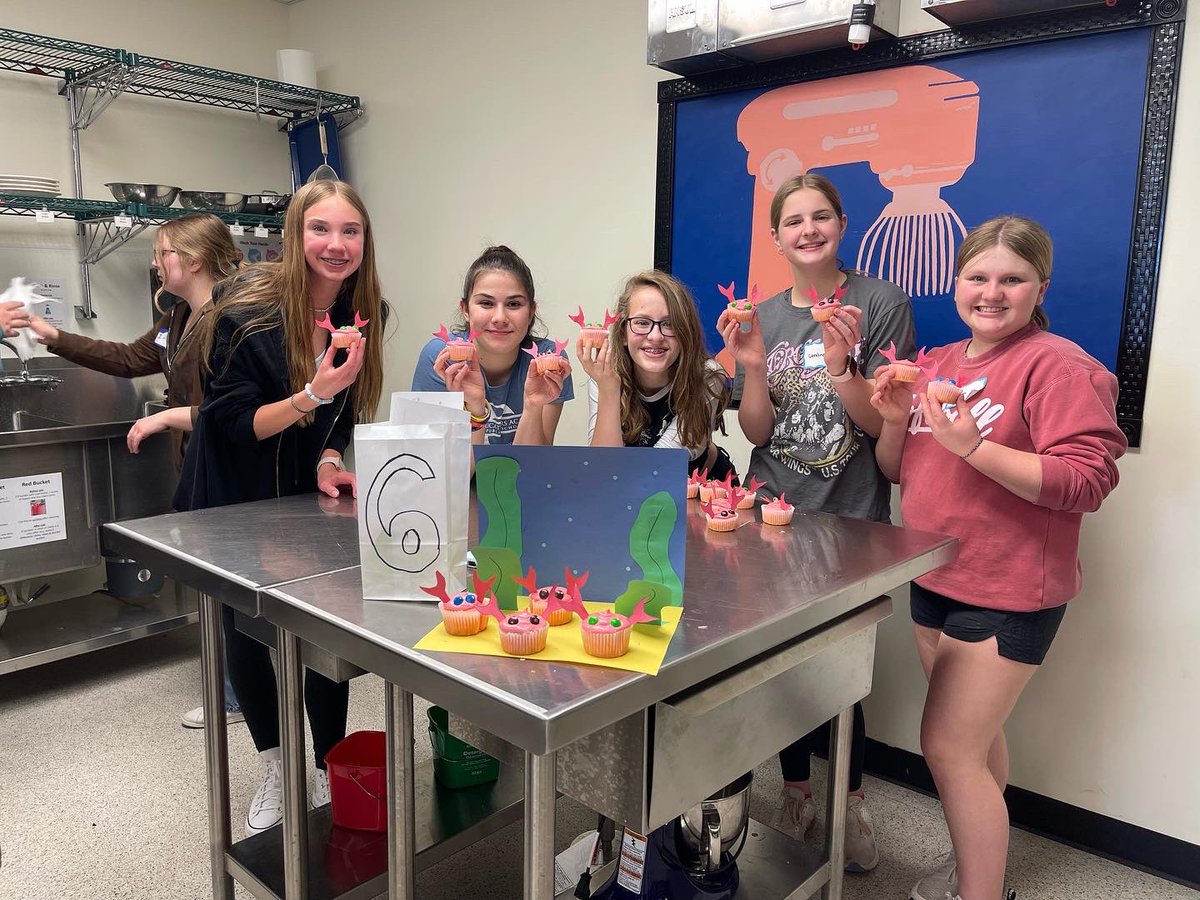 OlatheFutureEd's tweet photo. #TBT to Monday’s #StrictlySocial #CupcakeWars! Incoming students partnered with freshman mentors to compete Under the Sea displays in a time crunch! Thanks to everyone who came and @olatheeast FCS for letting us use your kitchens!
#FEA #FEAfamily #mentorandmentee #andm @olathe21 https://t.co/Maj6uuvPjG