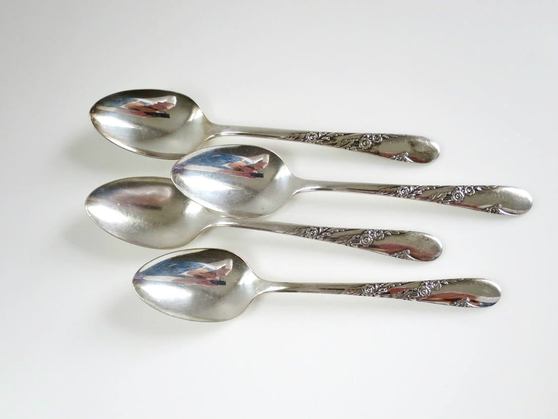 VintageHome11's tweet photo. Vintage Oneida Bridal Wreath Pattern, 1950s Tea Spoons Set of 4, Bridal Wedding Gifts https://t.co/WX0E7oLgJu #BuyonSocial #etsymntt #VintageStore #OneidaCommunity https://t.co/LzuBvBYg2Q