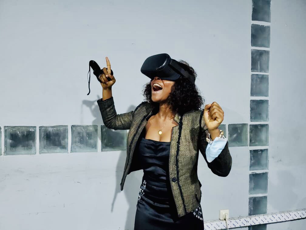 ActivSpaces's tweet photo. Nous avons pu avoir quelques cas pratiques d’immersion avec l’utilisation d’un casque VR et des codes QR à réalité augmentée. #ASTechDebate.
C’était une superbe soirée de débat.
Merci à tous les intervenants de la communauté meta Cameroun. https://t.co/XcpDPDkBfy