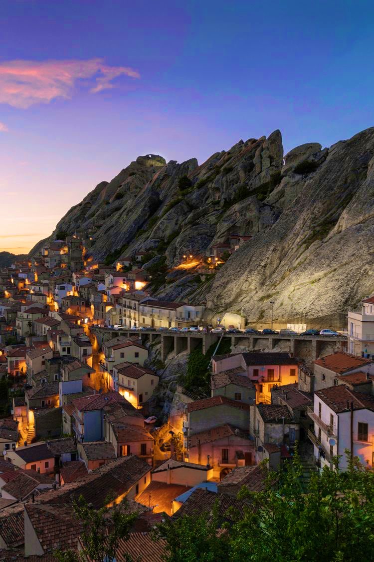 BUONANOTTE amici  💎

dalle dolomiti lucane e dal borgo di 

#Pietrapertosa 

perla della Basilicata  💎