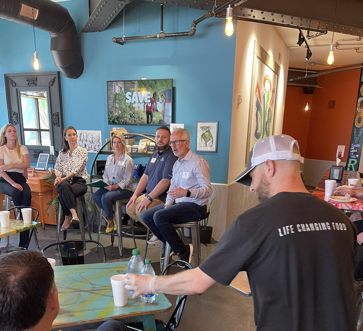RightOnCrime's tweet photo. Rob Perez @DV8Kitchen (an employer of formerly incarcerated) is talking with KY employers “We are able to hire a workforce who find work more rewarding than going back to prison or back to multi-generational poverty.”@DV8Kitchen #SecondChanceHiring #reentry @notzoetaylor https://t.co/mkBhh7eWxV