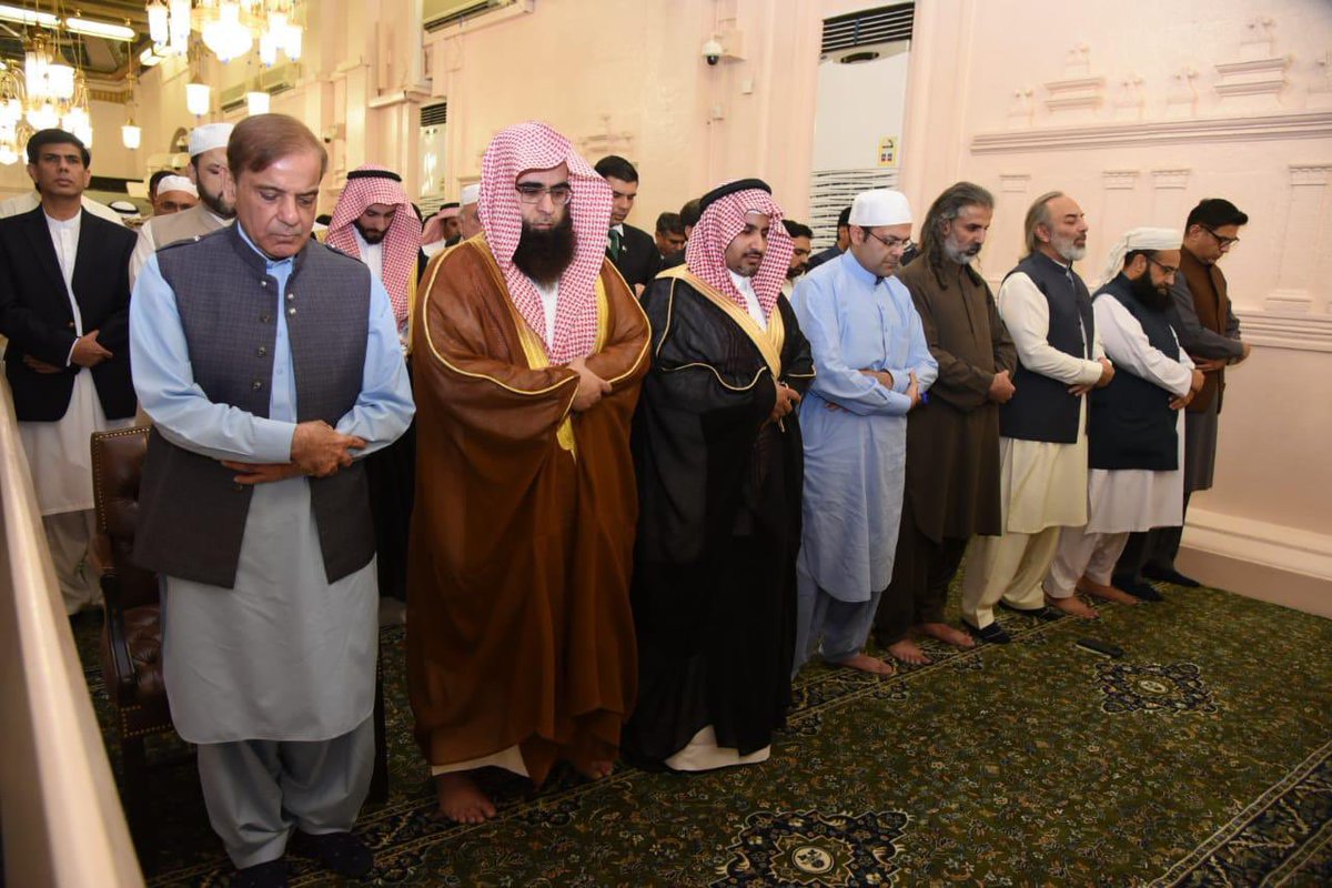 Salaam_Benazir's tweet image. غم حیات نہ خوف قضا مدینے میں 
نماز عشق ادا کریں گے مدینہ میں