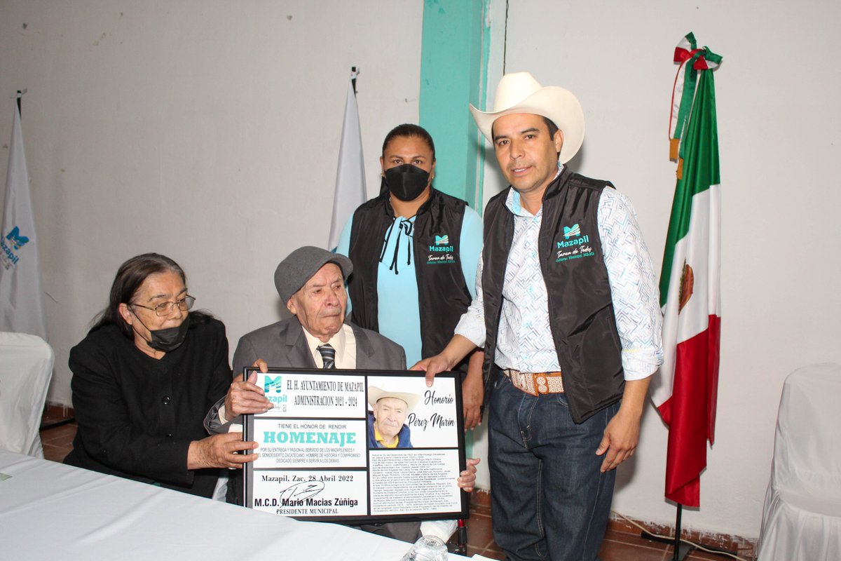 MarioMaciaszu's tweet photo. Por su entrega y pasión al servicio del Semidesierto Zacatecano, realizamos un homenaje al Sr. Honorio Pérez Marín, hombre de historia y compromiso dedicado a servir a los demás. Quien se destaca como Presidente Municipal de Mazapil  y Diputado Local. #MazapilTareadeTodos https://t.co/MzlBmAwR3x