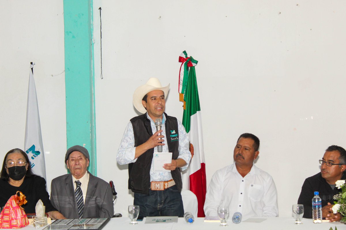 MarioMaciaszu's tweet photo. Por su entrega y pasión al servicio del Semidesierto Zacatecano, realizamos un homenaje al Sr. Honorio Pérez Marín, hombre de historia y compromiso dedicado a servir a los demás. Quien se destaca como Presidente Municipal de Mazapil  y Diputado Local. #MazapilTareadeTodos https://t.co/MzlBmAwR3x