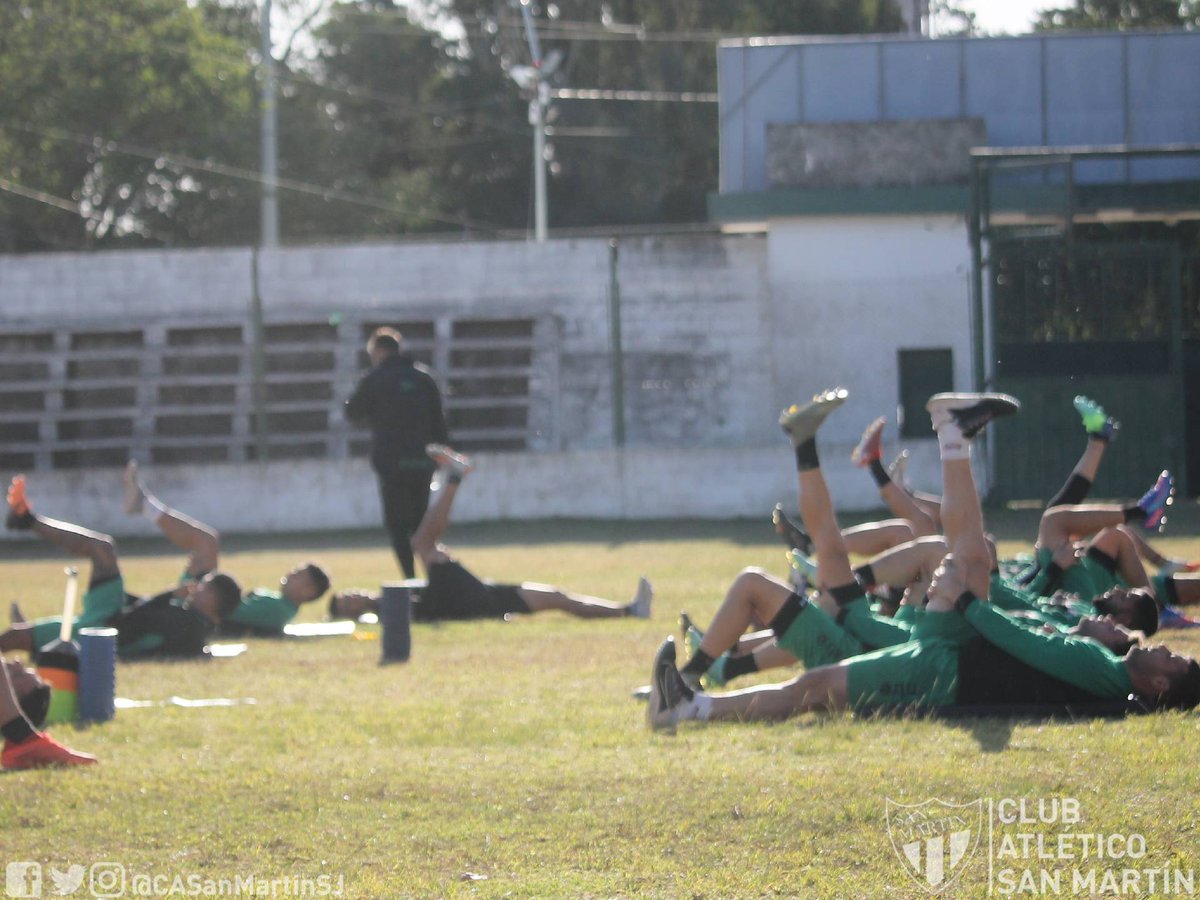 Fútbol Profesional | El plantel entrena en la Asociación Atlética Banda Norte, a quien agradecemos por prestarnos sus instalaciones, último entrenamiento previo al partido de mañana ante Estudiantes. 

#VamosVerdinegro 🟢⚫