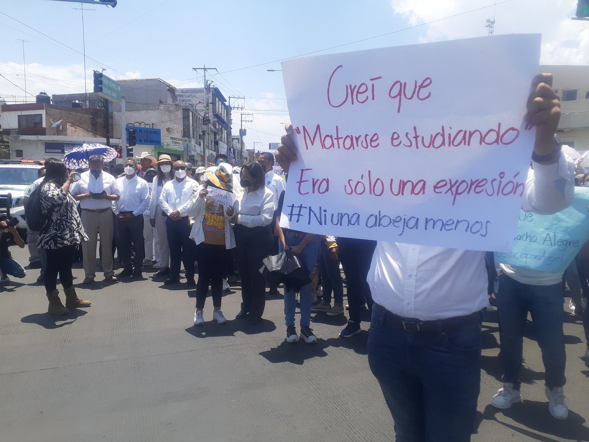 GammaReyes's tweet photo. "Guardia Nacional fuera de El Copal", marchan en Irapuato familiares y amigos de Ángel, estudiante de la @UdeGuanajuato asesinado en manos de la @GN_MEXICO_ en la comunidad que lleva dicho nombre. https://t.co/ARivYhvXxp