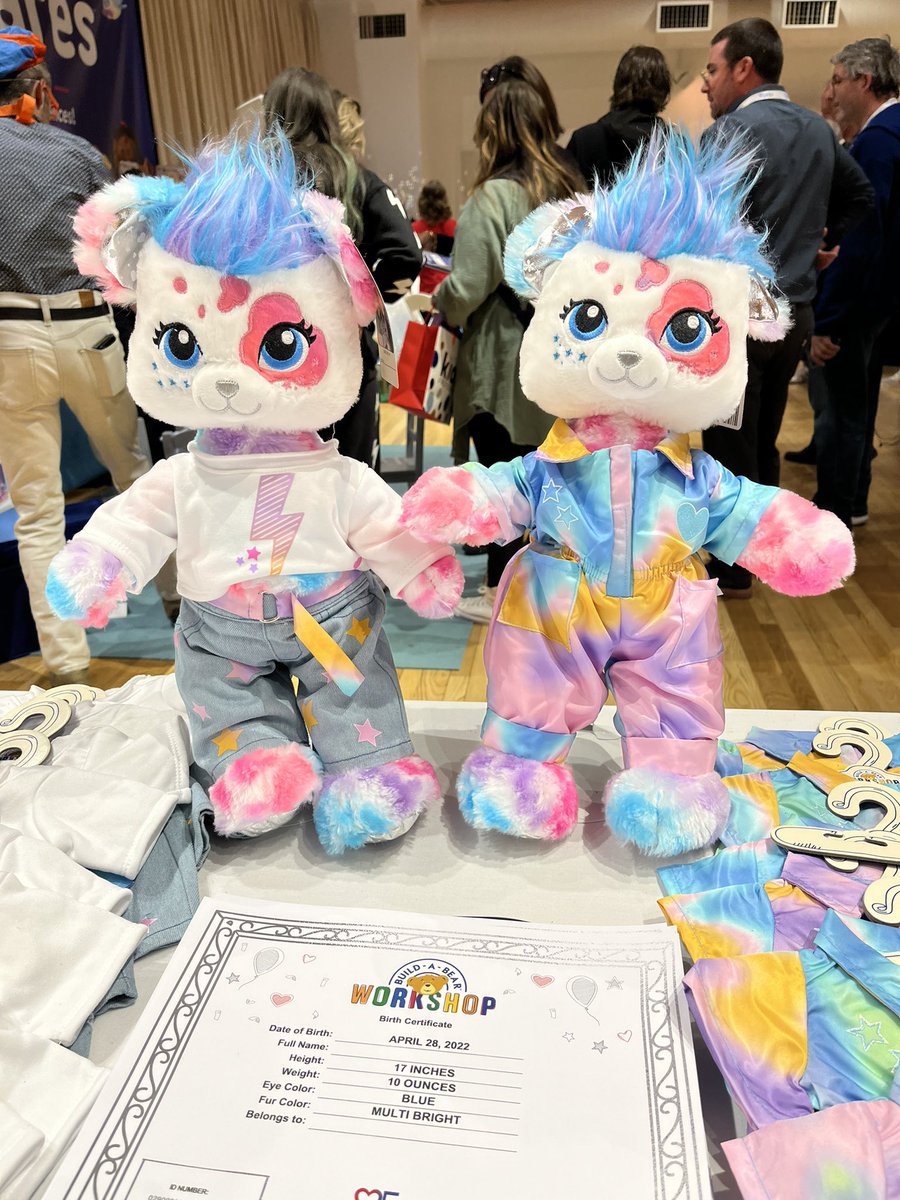 travelmommy's tweet photo. Always a fun time at the #ttpmspringshowcase. I love these these colorful @buildabear cuties. #buildabear https://t.co/k8PSaUFffA