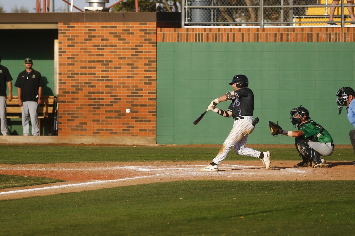 Hardin-Simmons’ baseball roster is freshman heavy. Of the Cowboys’ 34 players, 20 are freshmen. 

But for half of them, it doesn’t make them inexperienced.

Ten HSU freshmen already have played at the JUCO level yet still have freshman eligibility.

Read: reporternews.com/story/sports/2…