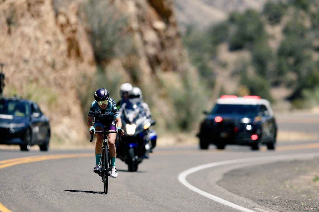 Lauren DeCrescenzo fights on! <a href="/CinchCycling/">CinchCycling</a> 

#UCIWomen #TOTG2022 #Gila2022