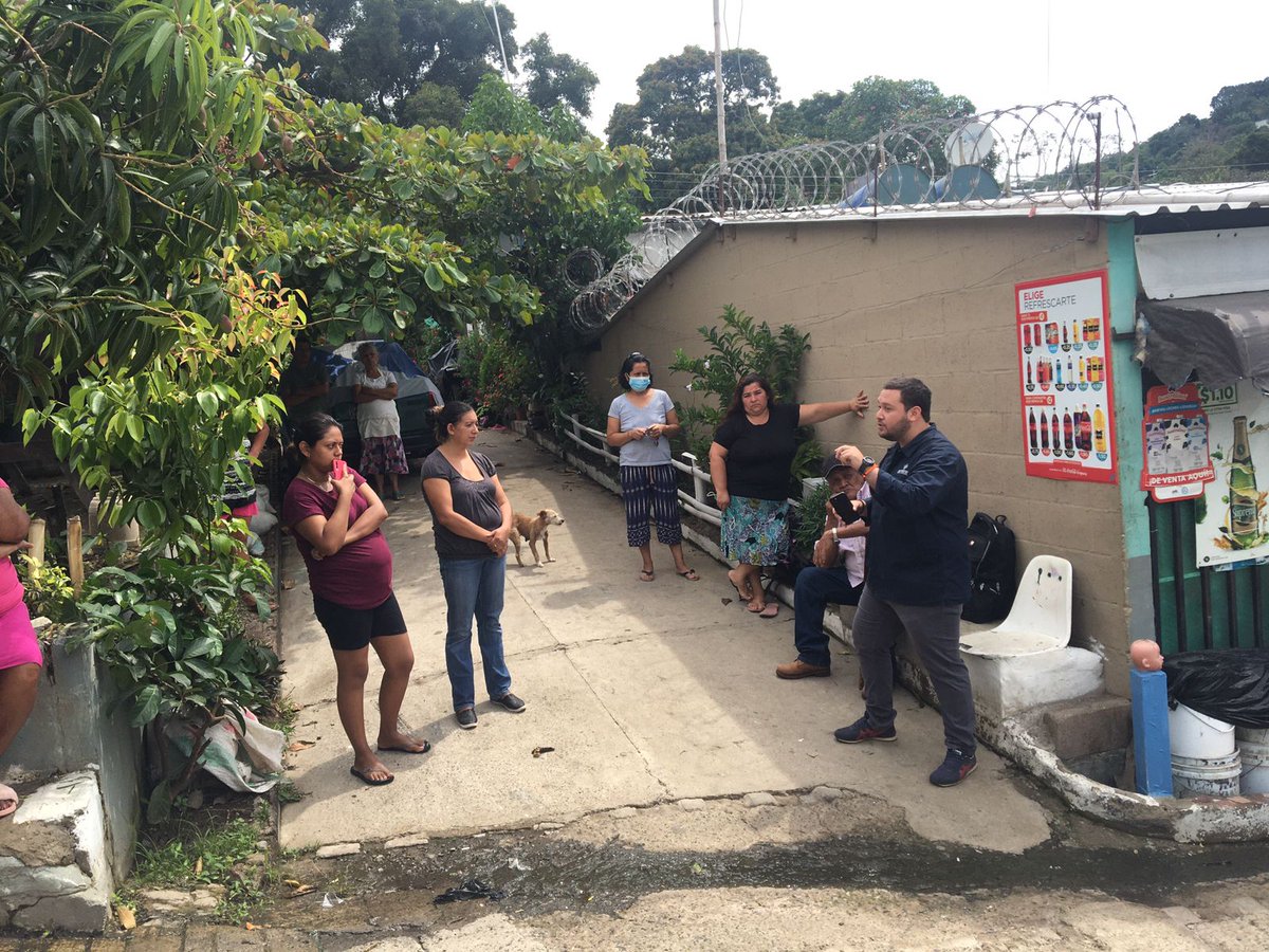 Hoy nos reunimos en Nuevo Cuscatlan, con la comunidad Monseñor Romero donde hay 77 casas que mañana firman sus títulos de propiedad. Gracias a nuestra alianza con: Alcaldía de Juayua, New Story Charity, The Fuller Center for Housing, The PHP Network y Ministerio de Vivienda.