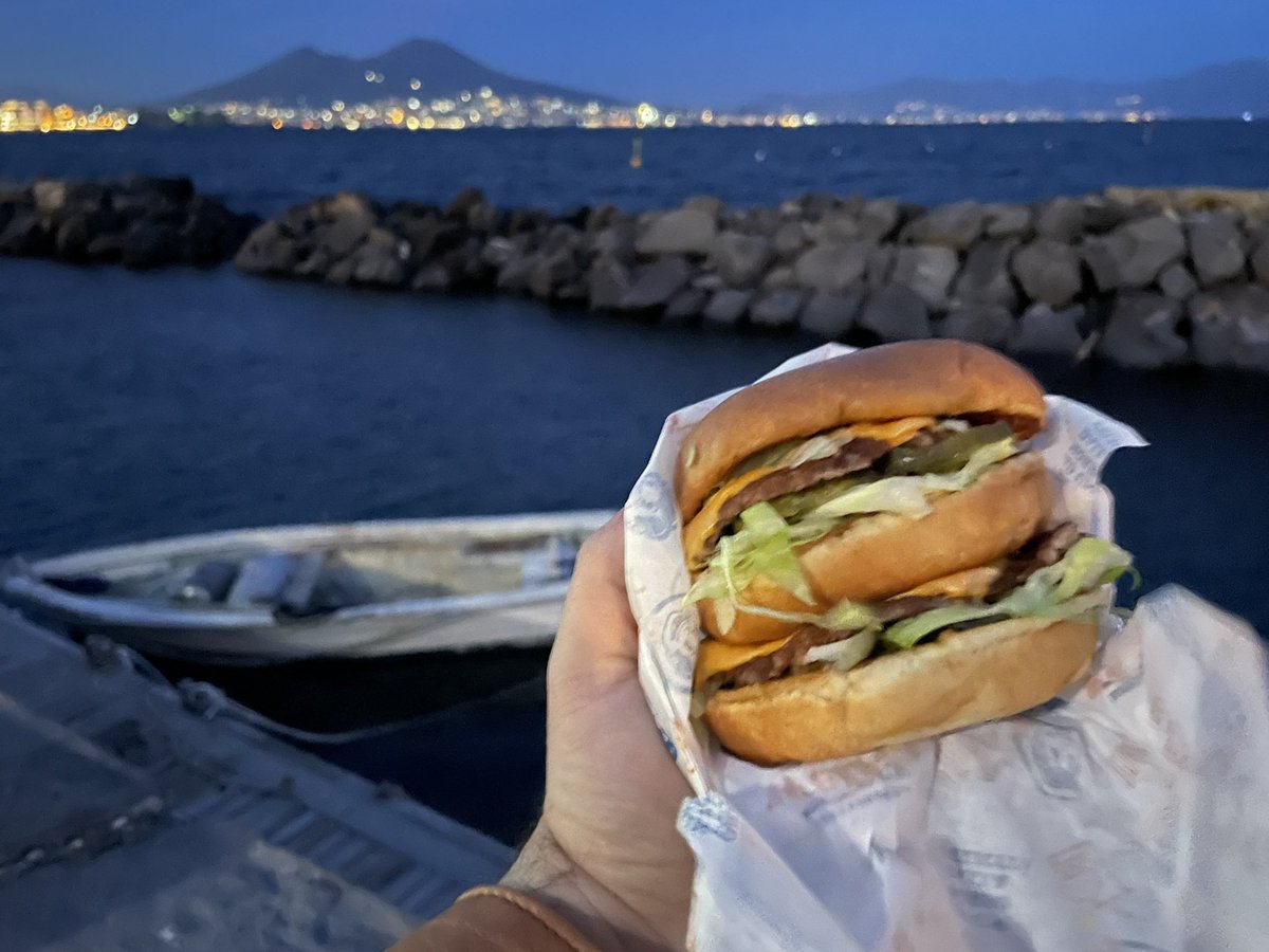 CionnyP's tweet photo. Back to Italy, back to Welly’s 😋 Regards from Naples 🇮🇹 #shibarmy #Shiboshis and #Wellys fam. Delicious!! #shib $shib @wellyfriends @ShytoshiKusama @shibainuart https://t.co/ePHT86Ep2M
