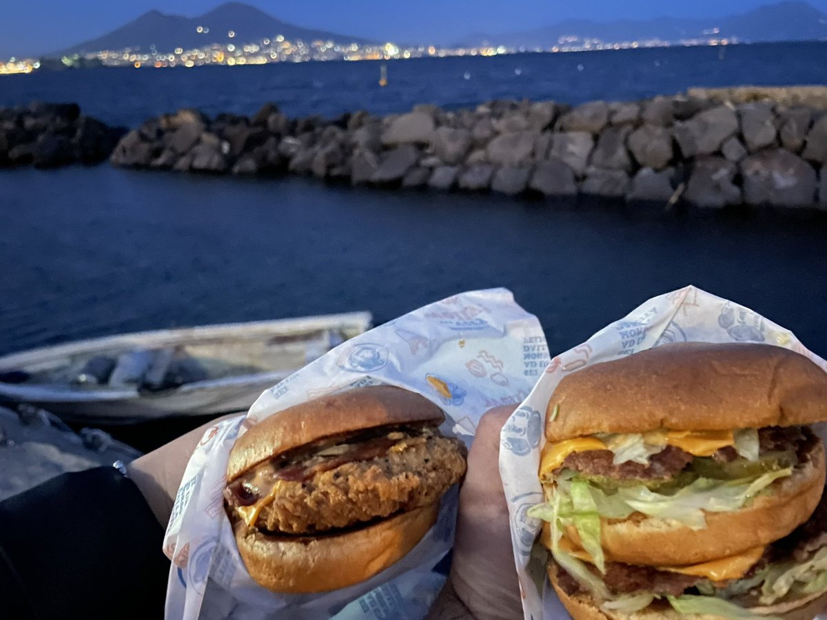 CionnyP's tweet photo. Back to Italy, back to Welly’s 😋 Regards from Naples 🇮🇹 #shibarmy #Shiboshis and #Wellys fam. Delicious!! #shib $shib @wellyfriends @ShytoshiKusama @shibainuart https://t.co/ePHT86Ep2M
