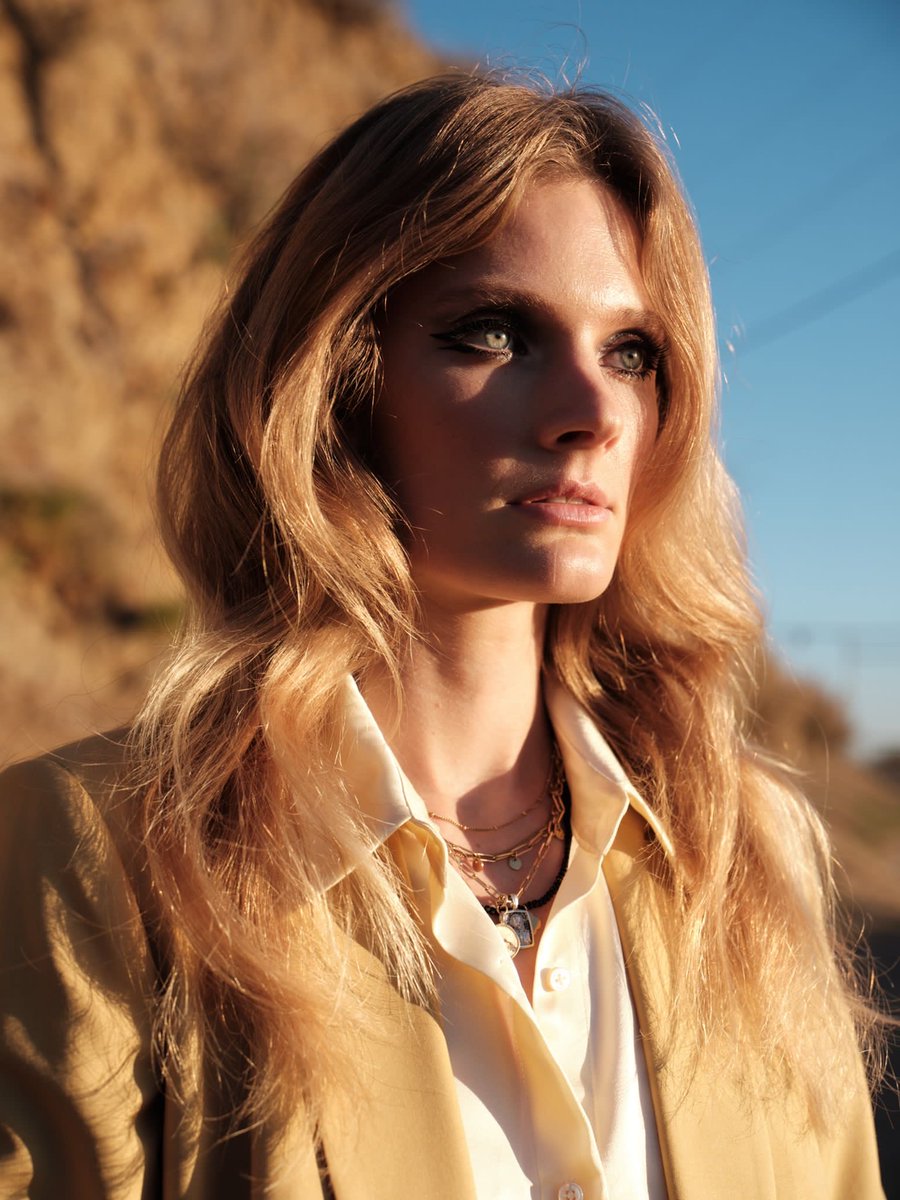 constancejab's tweet photo. It’s golden hour in Laurel Canyon 🌅 PEARL SS2022 https://t.co/vO36rfMgE3