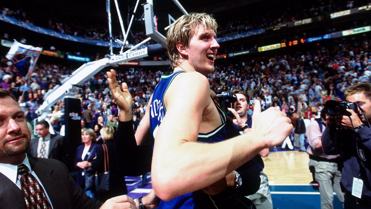 NBA_de's tweet photo. #TBT @swish41 gewinnt 2001 seine 1. Playoff-Serie mit den @dallasmavs, 3-2 vs UTA!
#MFFL
#NBA75
#DailyDirk
#DirkDE https://t.co/0ZoAnWpK6B