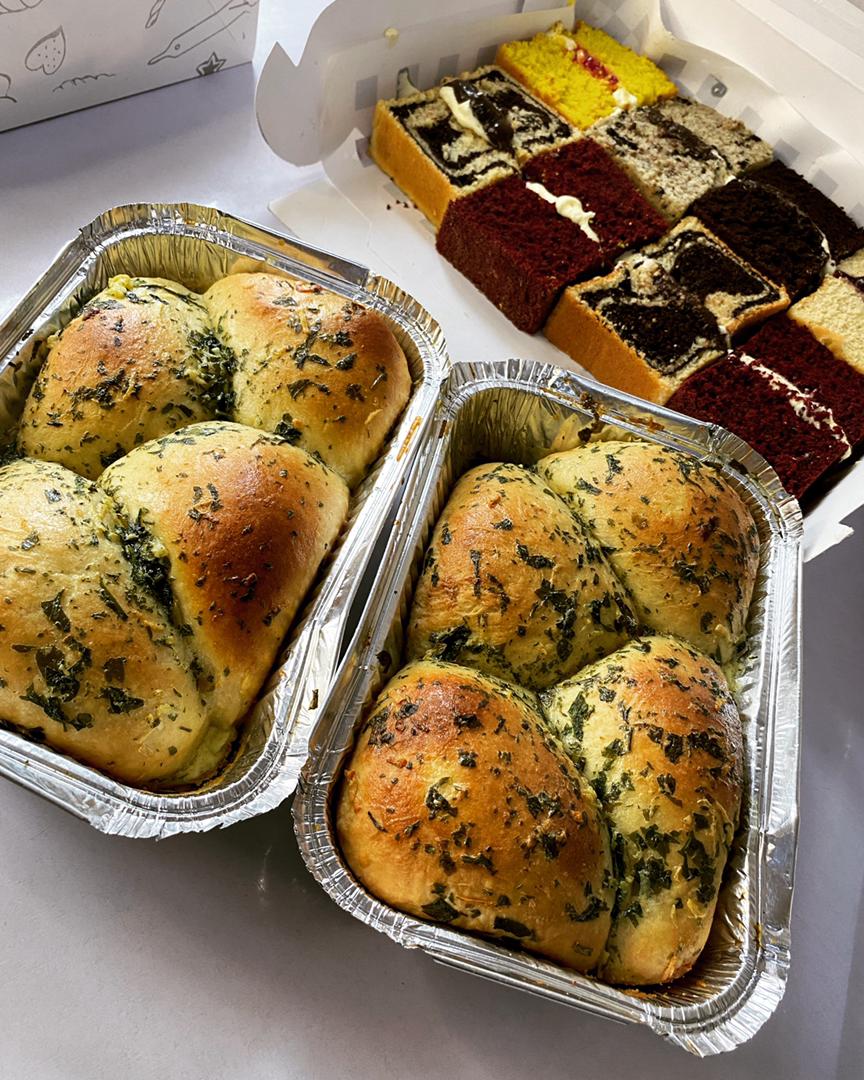 lilysbakeshop7's tweet photo. Oven fresh cake slices and oxtail pull-apart garlic buns available available tomorrow. Please, call 08136119355 /send a DM to order https://t.co/n8JntL3iJh