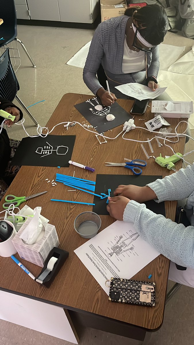PDW_Healthcare's tweet photo. 8th Grade Healthcare Science Students creating 3D Skeleton Models @PaulDWestMiddle @FultonCoSchools @FCSCTAE https://t.co/TFmS5Dhs96