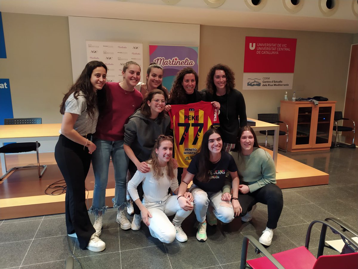 GCabestany20's tweet photo. Avui la @mariapeke5 ha anunciat que penjarà els patins. Si jugués a futbol, podríem estar parlant d'@alexiaputellas, si jugués a bàsquet, el seu nom podria ser Laia Palau. La millor golejadora de la història i segurament la millor referent d'hoquei femení español de sempre. https://t.co/WwqQ8AbY8O