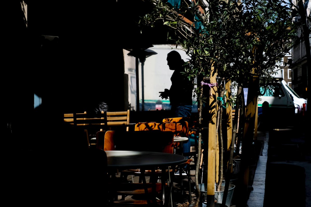 swedeemum's tweet photo. A few from a little stroll through the west end on Tuesday. The sun was shining, weather was sweet and the shadows came out to play. #streetphotography #womenstreetphotographers #shadesofshadowland #candid #shadowplay #londonlife #everyclicktellsastory https://t.co/Vj2KFNHDtm