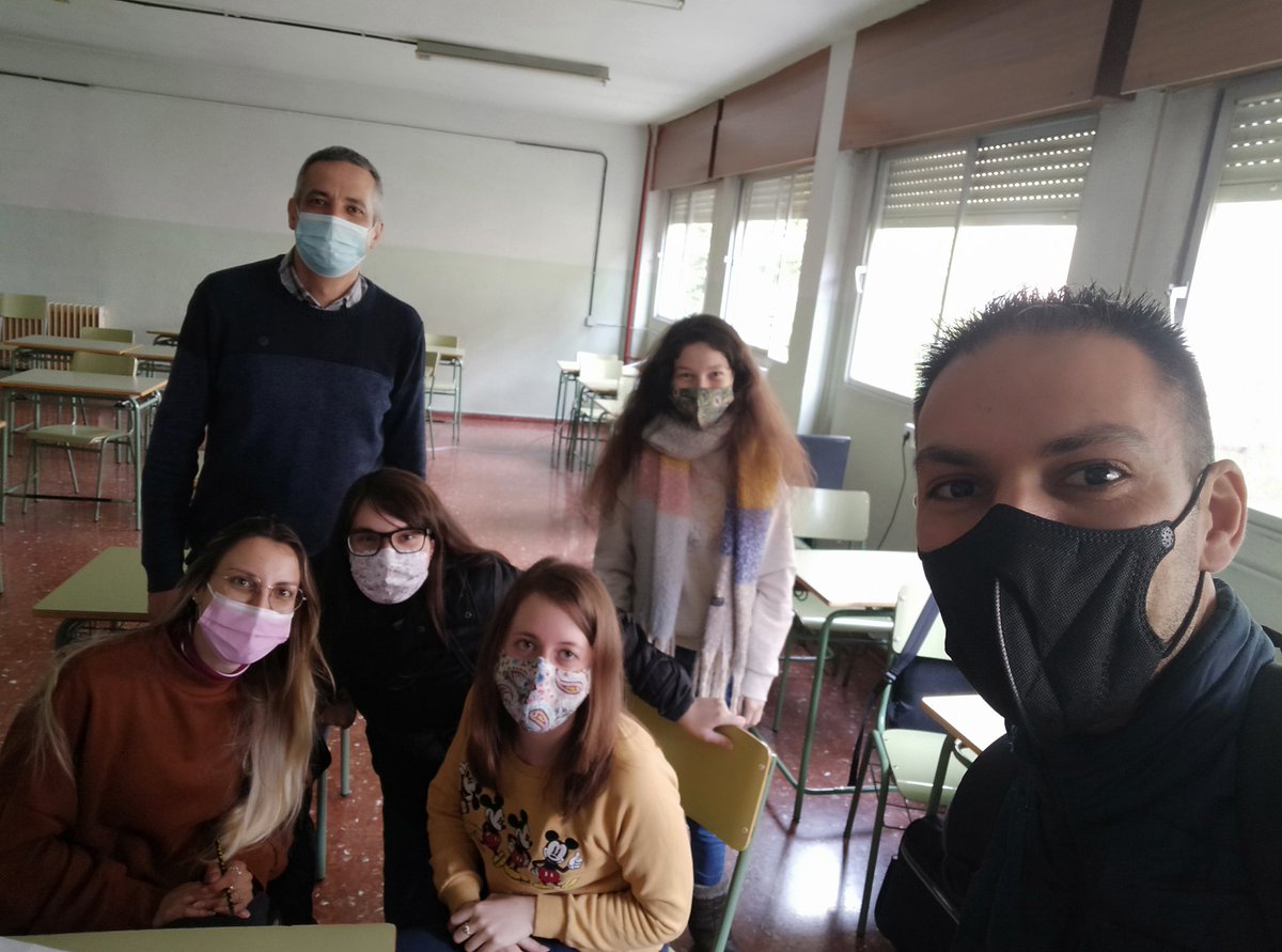 Grandes recuerdos de hace 1 año 😍 con enormes compañeras <a href="/Sensi_Valle/">Sensi Valle</a> <a href="/MogedanoClara/">Clara Mogedano</a> <a href="/Natalia_LMd/">Natalia López Madero</a> <a href="/mcmrub/">Mª Carmen Rubia Álvarez ✏ #EducaciónCreativa</a> 💙 3 del #Clubdel10 en esa foto 
Esta fue la asistencia a clase que hubo ese día 🤦🏾‍♂️😂🤭🤣
#CyACartuja
#reporterotuitero