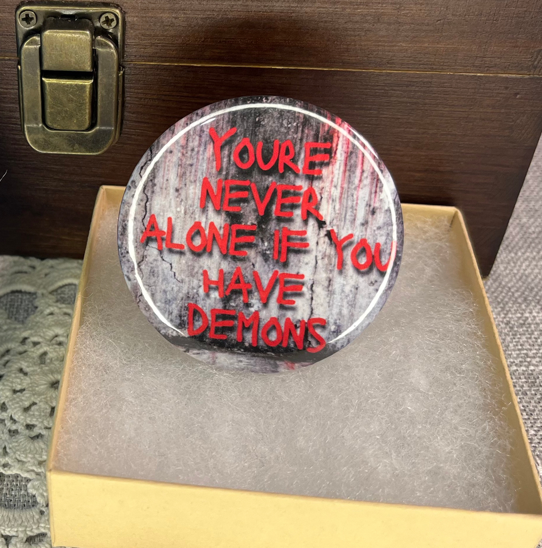 Deerwomandezign's tweet image. 👿  #buttonmaker #buttonsfordays #buttonsforsale #buttonmaking #buttonmakerlife #buttonsbuttonsbuttons
#buttonmakingisfun #buttonsgalore #buttonshop #nativeartists #nativedesigners #supportnativeartists #buynative #buyindigenous #buttonsforeveryone #buttonpress #pinsandbuttons