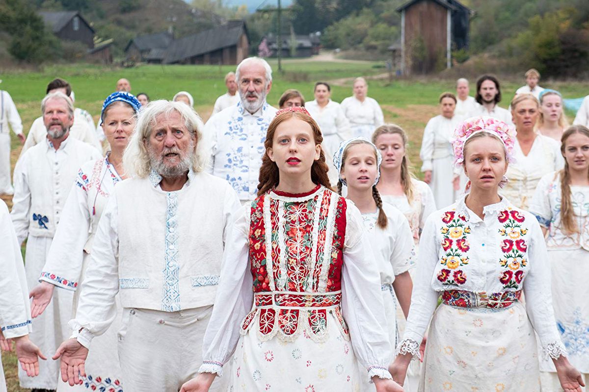 elbanqueteweb's tweet photo. "Midsommar encierra a sus personajes en un bosque de la misma manera en que podría encerrarlos en el castillo de Drácula. Pero en vez de una persecución violenta, los protagonistas son confundidos por trampas justificadas con tradición y amabilidad." https://t.co/w1Dggrb8Ia https://t.co/n72tEydeHx