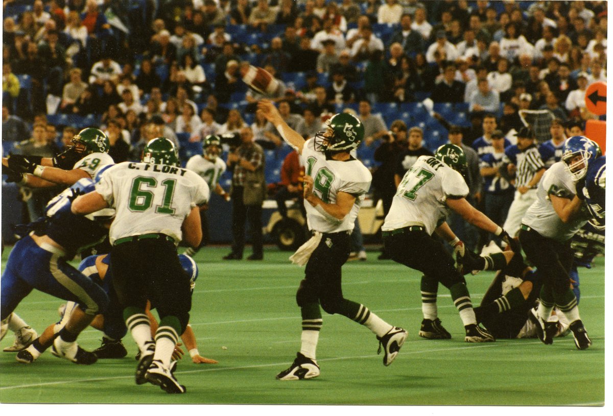 HuskieAlumni's tweet image. With a pocket like this it&apos;s easy to see why the Huskies were able to roll in the &apos;96 Vanier. #tbt #vaniercup #passprotection