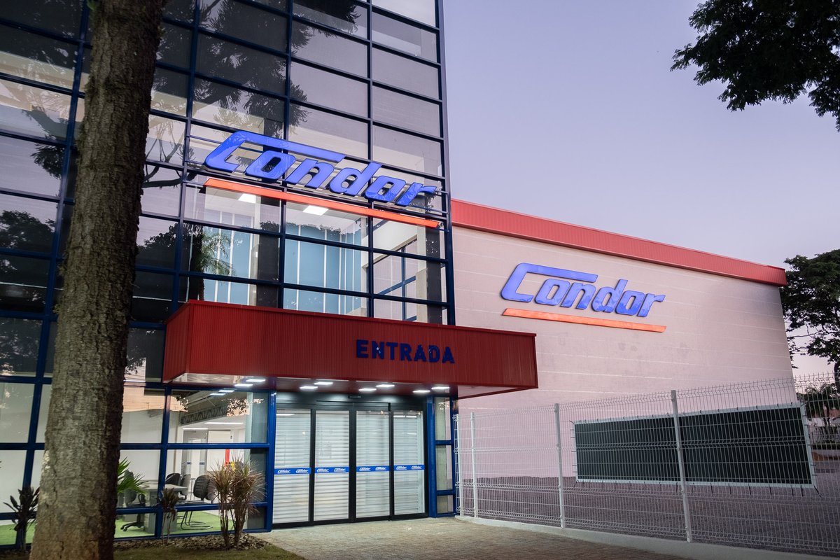 RedeCondor's tweet photo. Nesta quinta-feira (28/04), inauguramos a nossa 3ª loja Condor em Maringá e foi um sucesso! 🤩 Veja nas fotos alguns momentos deste dia superespecial e venha aproveitar as ofertas de inauguração. ✨ Saiba mais em : https://t.co/U2aXiAD39d. #RedeCondor https://t.co/mIZmzD8MWi