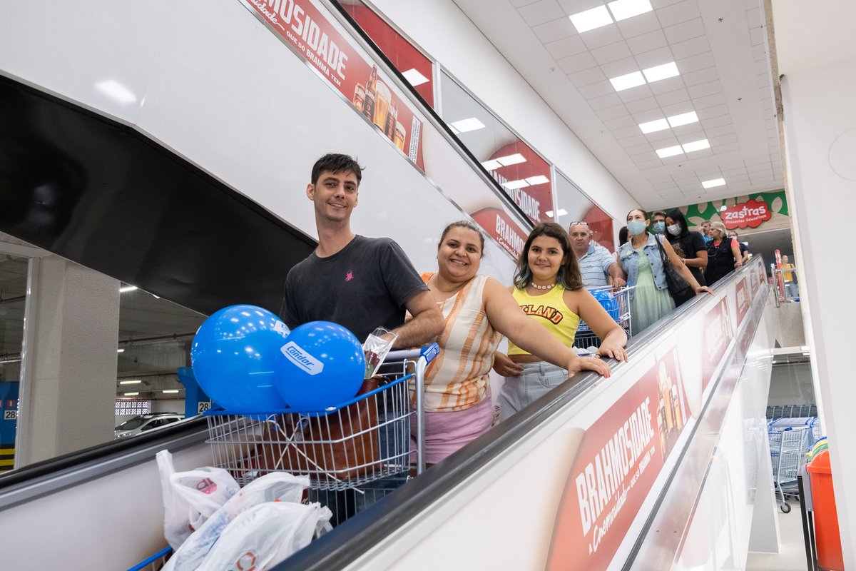 RedeCondor's tweet photo. Nesta quinta-feira (28/04), inauguramos a nossa 3ª loja Condor em Maringá e foi um sucesso! 🤩 Veja nas fotos alguns momentos deste dia superespecial e venha aproveitar as ofertas de inauguração. ✨ Saiba mais em : https://t.co/U2aXiAD39d. #RedeCondor https://t.co/mIZmzD8MWi