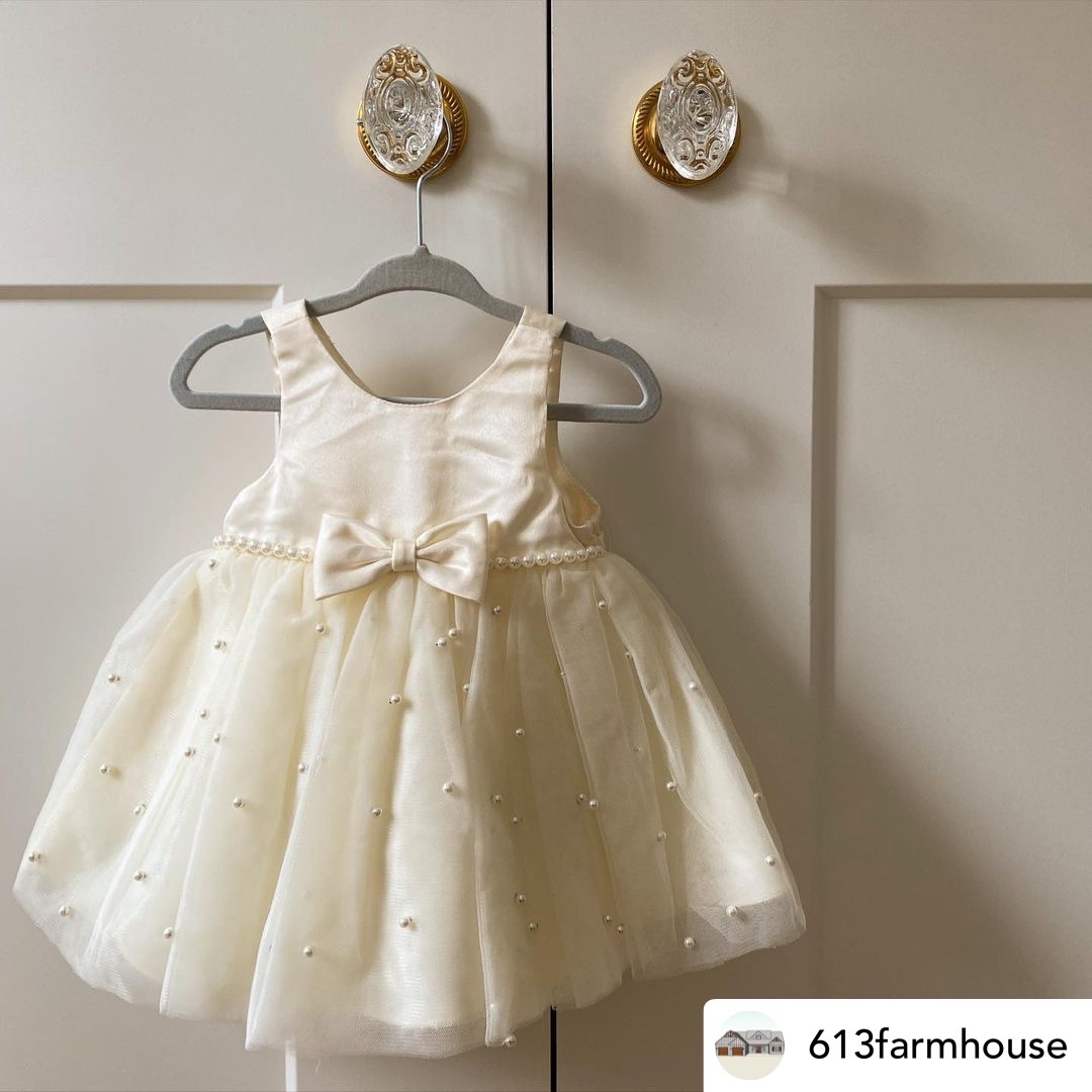 #repost @613farmhouse Still loving these @nostalgicwarehouse glass knobs! 🤍✨ Perfect for our little princess! 

#interiorinspiration #decorinspo #ighome #houseofinstagram #vintagehome #vintagedecor #vintagedesign #interiordesign #bedroomdecor #bedroomdesign