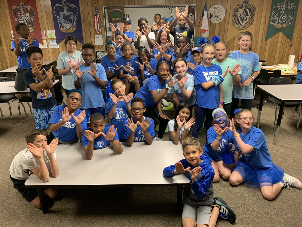 mrsakopp's tweet photo. First Groves Pep Rally in 2 years!!! 
❤️🧡💛💚💙🖤 #wearegroves @HumbleISD_GE #bethelight #togetherwethrive @Curllonangela @BreaynH @MrsRFiore @Blnorris05 @stephanie_dye11 @wheelerteaches https://t.co/dhBO6gSWgk